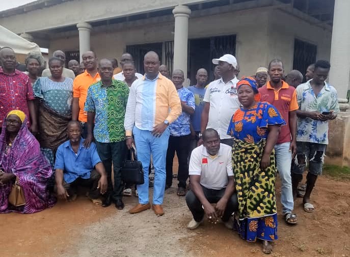 Tournée de la Team LKA / Le ministre Léon Kacou Adom parle aux populations du sud du département d'Abengourou