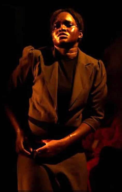 Spectacle "Burn Out" / Alexia Effoa "se décharge" sur la scène de Georges Momboye