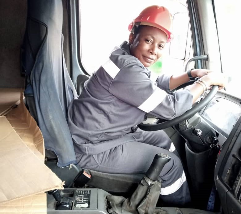 Conductrice de poids lourds / Anne Xavière, cette ivoirienne qui défie les routes internationales